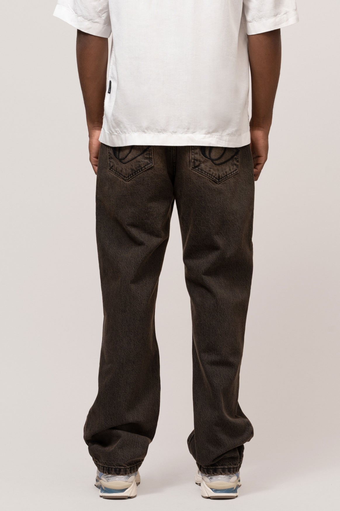 NOMAD STRAIGHT FIT JEANS | BROWN