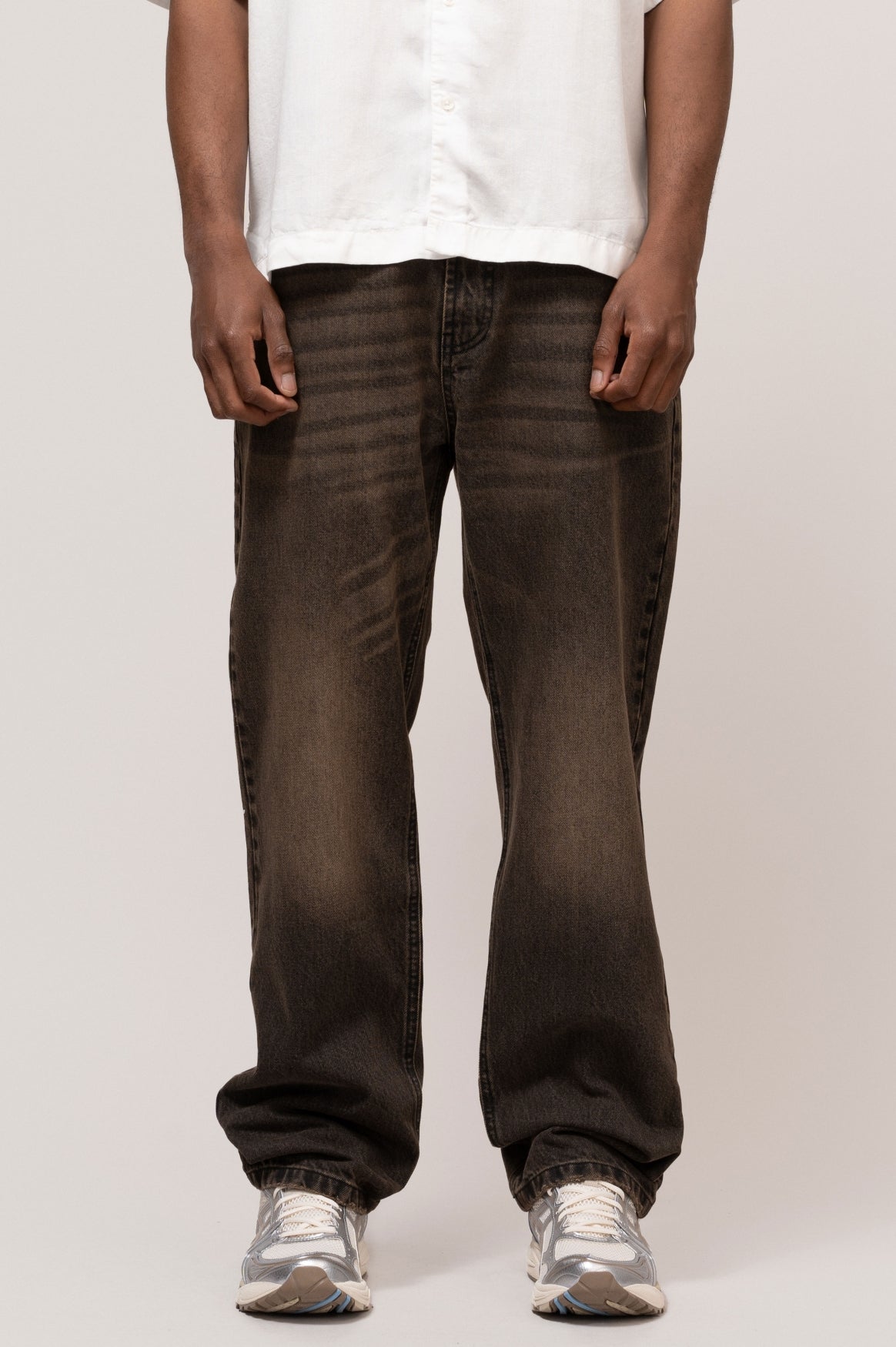 NOMAD STRAIGHT FIT JEANS | BROWN
