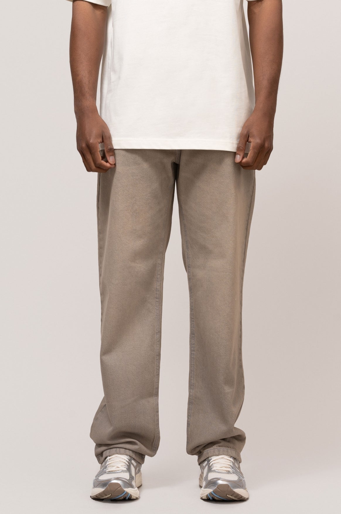 NOMAD STRAIGHT FIT JEANS | GREY