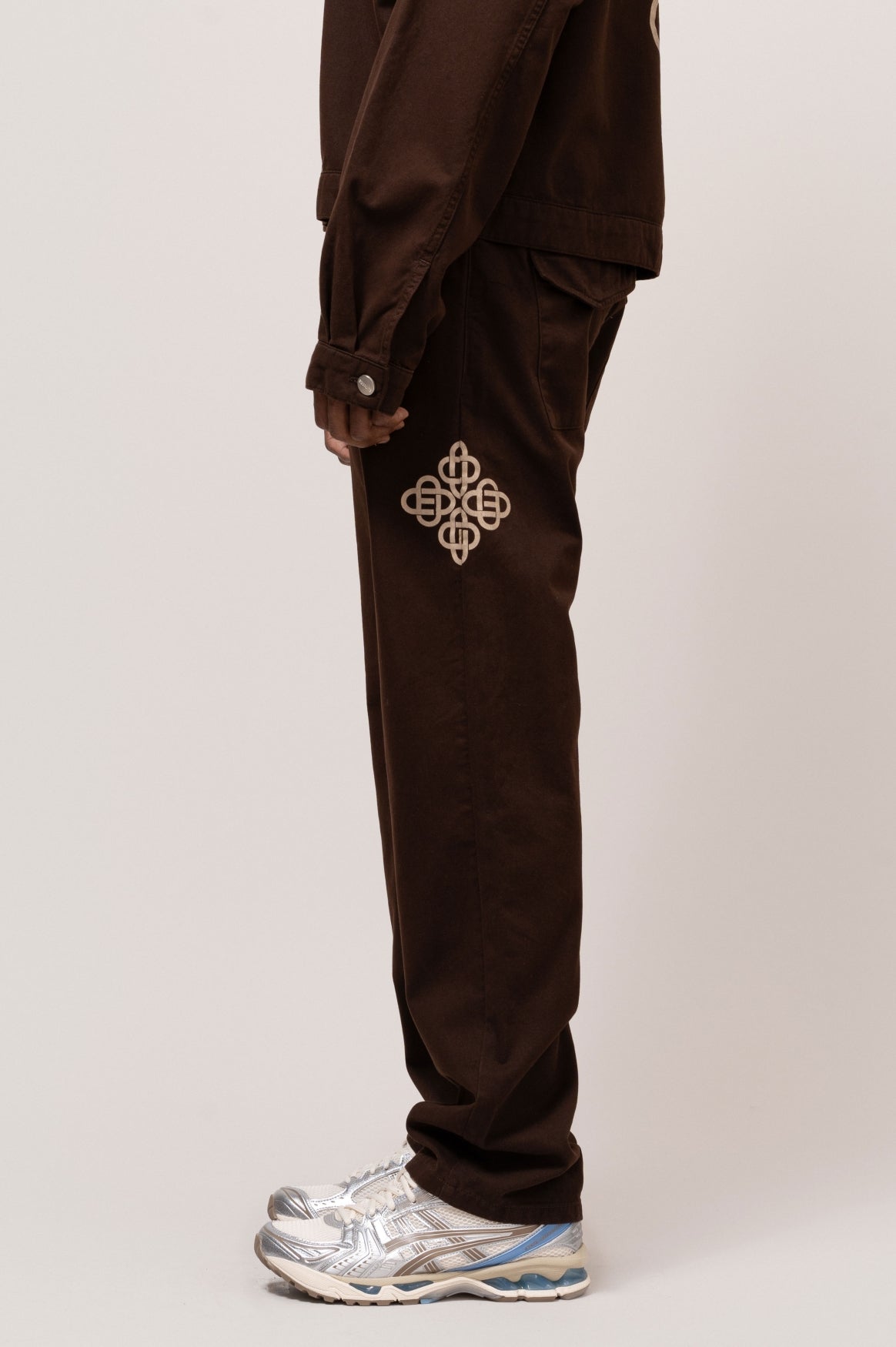 SYMBOL CARGO PANTS | BROWN