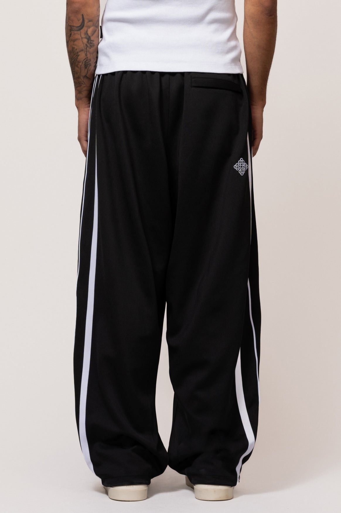 <tc>TRACK PANTS | BLACK
</tc>